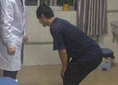 患者刚到我院治疗,关节疼痛肿胀难以下蹲