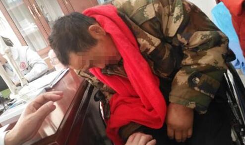 郑州痛风风湿病医院主任为患者进行体查 郑州痛风风湿病医院主任为患者进行体查.jpg