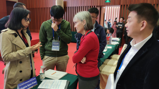 徐学成主任会议期间与国际骨关节炎研究协会前任主席、杜克大学医学院杜克分子生理学研究所风湿病临床专家Virginia Kraus教授等业界人士共同探讨 我院受邀参加2018珠江国际骨关节疾病高峰论坛暨第一届OARSI广州卫星会议