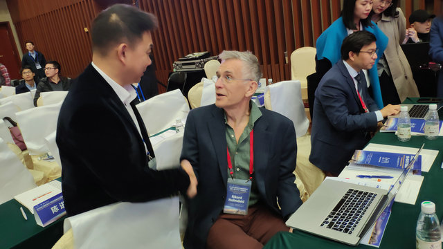 卡罗林斯卡医学院Rikard Holmdahl教授交谈甚欢 我院受邀参加2018珠江国际骨关节疾病高峰论坛暨第一届OARSI广州卫星会议