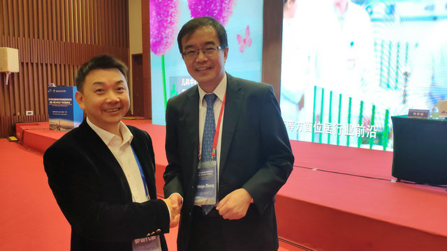 张维亚教授进行学术探讨后合影 我院受邀参加2018珠江国际骨关节疾病高峰论坛暨第一届OARSI广州卫星会议