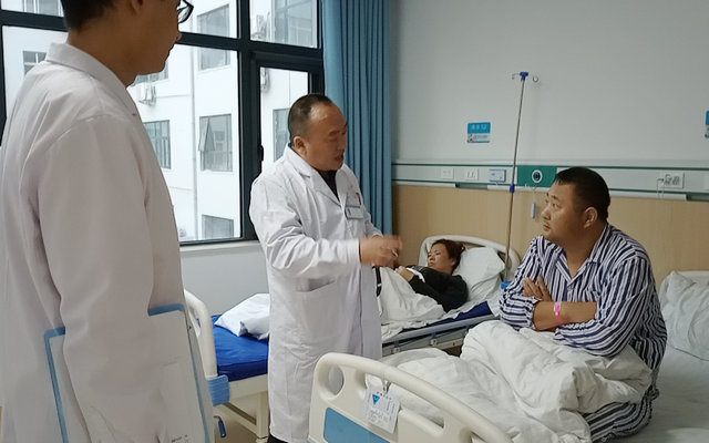 (图:程本维主任住院部查房,为自己主治病人评估病情 情况) (图:程本维主任住院部查房,为自己主治病人评估病情 情况)
