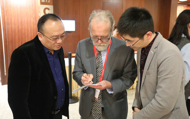 (图:程本维主任与国际免疫学专家Michael Ratcliffe先生就与免疫学相关问题进行交流、交换意见) (图:程本维主任与国际免疫学专家Michael Ratcliffe先生就与免疫学相关问题进行交流、交换意见)