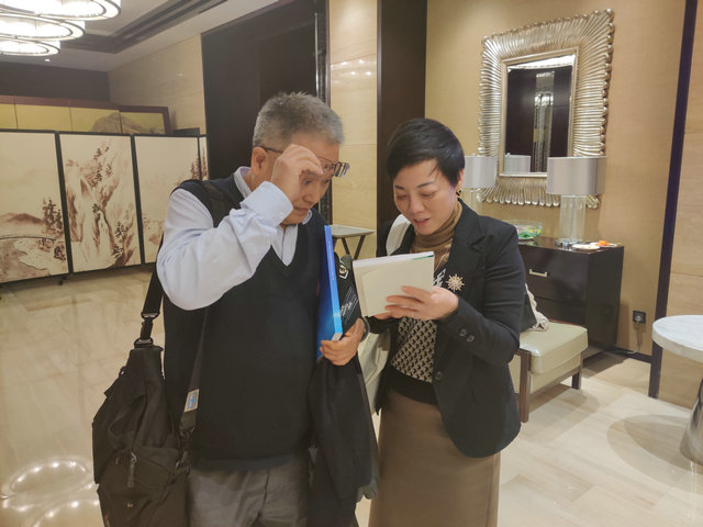 曾小峰教授在进行完讲座以后,杜爱华院长将自己临床上遇到的罕见疑难病例与曾教授进行分析、交流 曾小峰教授在进行完讲座以后,杜爱华院长将自己临床上遇到的罕见疑难病例与曾教授进行分析、交流