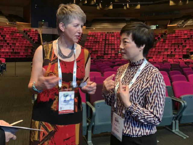 杜爱华院长与马来西亚纽卡斯尔大学医学院儿科风湿病学Helen Foster教授在青少年儿童风湿病问题展开讨 杜爱华院长与马来西亚纽卡斯尔大学医学院儿科风湿病学Helen Foster教授在青少年儿童风湿病问题展开讨