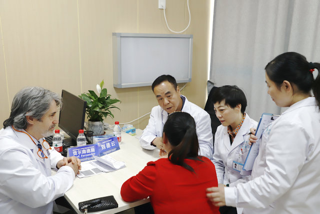 杜爱华院长与美国德克萨斯州休斯敦医院疼痛医学教授赫雷罗·费尔南德斯、首都医科大学附属复兴医院刘德云教授联合为患者会诊 杜爱华院长与美国德克萨斯州休斯敦医院疼痛医学教授赫雷罗·费尔南德斯、首都医科大学附属复兴医院刘德云教授联合为患者会诊