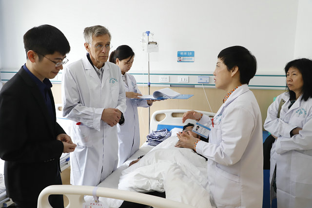 杜爱华院长与国际风湿免疫学著名专家学者Rikard·Holmdahl教授,讨论优化病人的治疗 方案 杜爱华院长与国际风湿免疫学著名专家学者Rikard·Holmdahl教授,讨论优化病人的治疗 方案