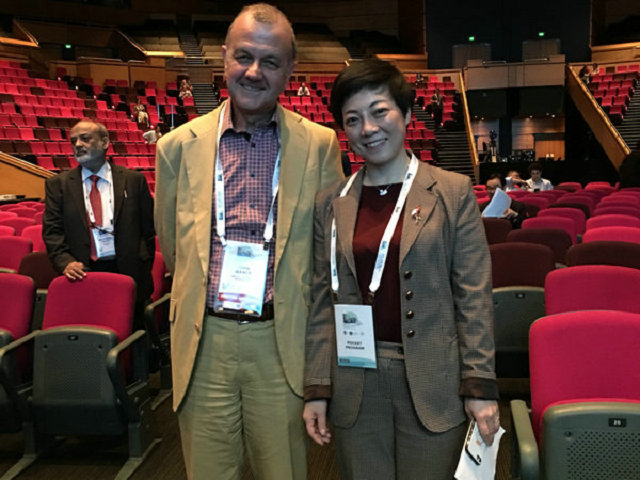 杜爱华院长与英国纽卡索大学John Isaacs 教授针对一些风湿免疫病方面的学术问题进行交流讨论 杜爱华院长与英国纽卡索大学John Isaacs 教授针对一些风湿免疫病方面的学术问题进行交流讨论
