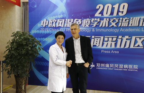 杜爱华院长与国际风湿免疫学著名专家学者Rikard Holmdahl(里卡德·侯美杜)教授合影 杜爱华院长与国际风湿免疫学著名专家学者Rikard Holmdahl(里卡德·侯美杜)教授合影