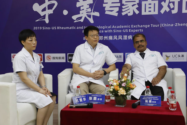 杜爱华院长与美国麻省大学医学院、清华大学免疫学研究所教授Aftab Ahmed Khand教授及北京武警总医院张墨教授面对面解答患者风湿免疫病疑问 杜爱华院长与美国麻省大学医学院、清华大学免疫学研究所教授Aftab Ahmed Khand教授及北京武警总医院张墨教授面对面解答患者风湿免疫病疑问