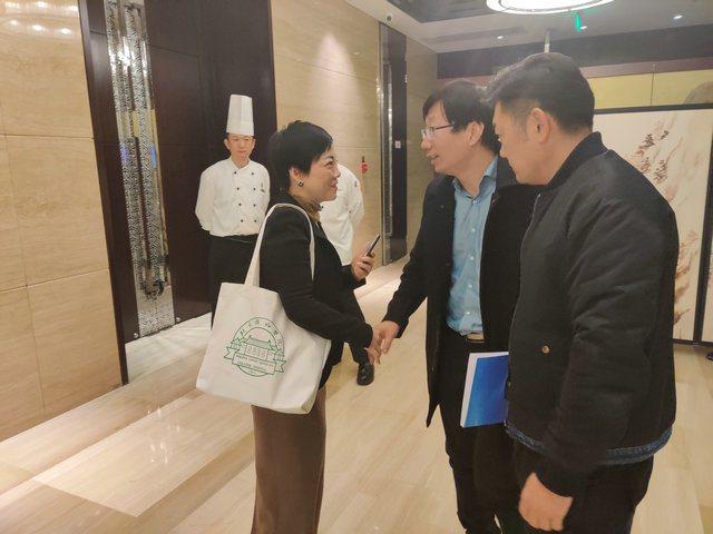 杜爱华院长与北京协和医院风湿免疫科主任医师赵久良进行交流、探讨,并分享了彼此在类风湿临床诊疗上的一些新意见 杜爱华院长与北京协和医院风湿免疫科主任医师赵久良进行交流、探讨,并分享了彼此在类风湿临床诊疗上的一些新意见