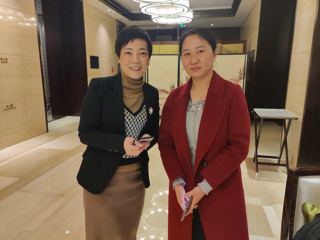 我院杜爱华院长与北京协和医院风湿免疫科吴婵媛副主任医师就其中一例痛风疑难病例进行了深入的交流 我院杜爱华院长与北京协和医院风湿免疫科吴婵媛副主任医师就其中一例痛风疑难病例进行了深入的交流